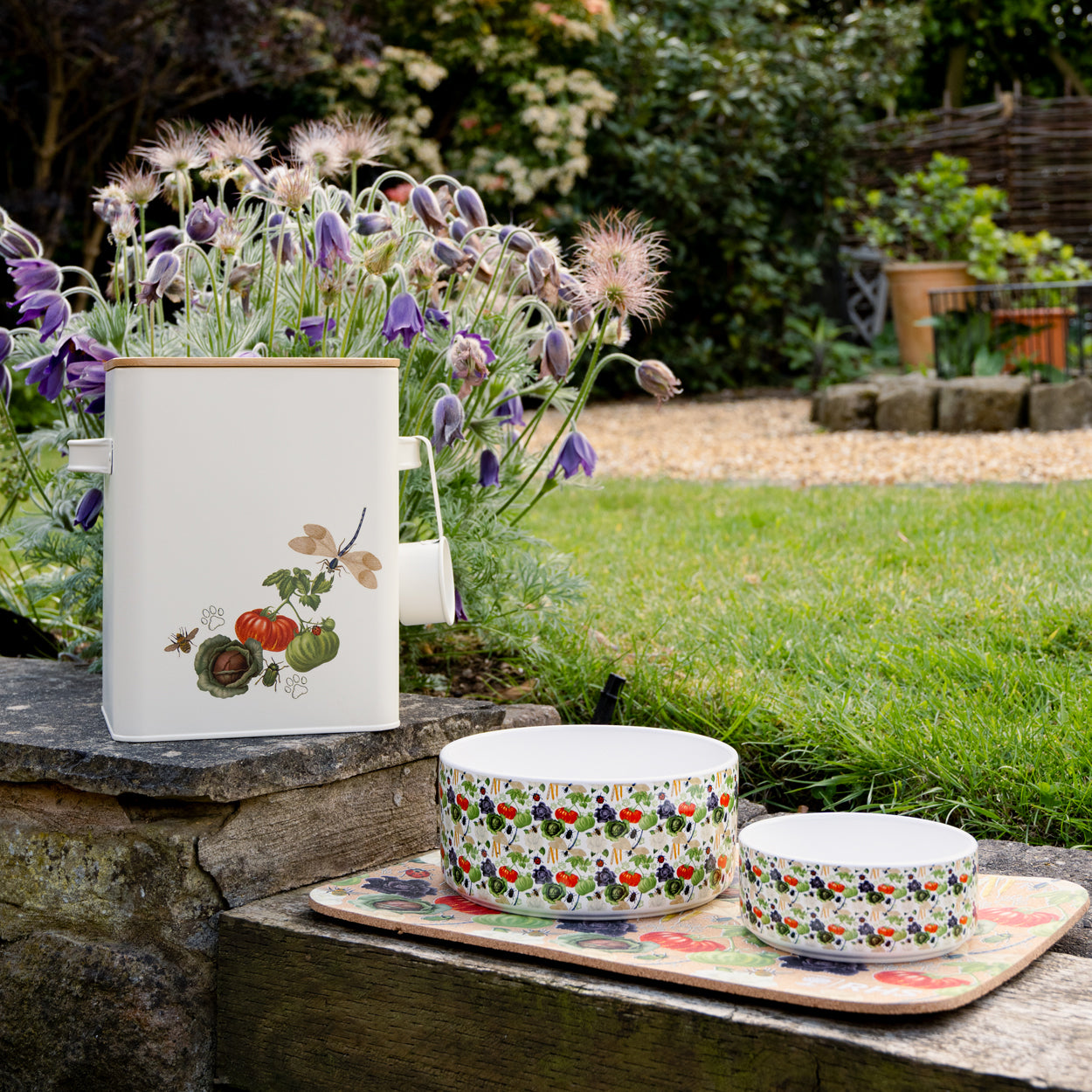 Royal Horticultural Society Pets in the Garden Feeding Set | Large/Extra-Large
